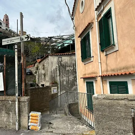 Casa Vacanza La Peonia 미노리